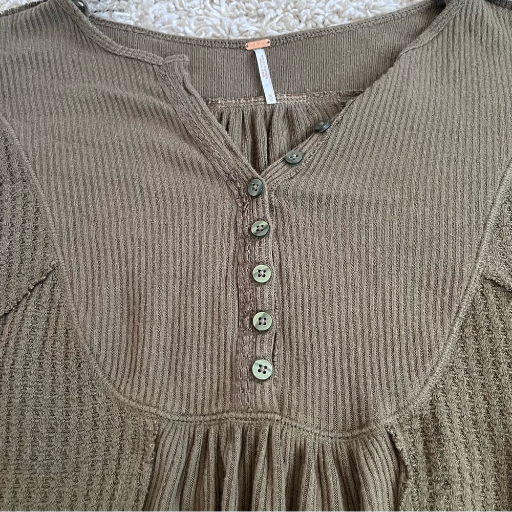 🦩 Free People Leo Henley Waffle Thermal Top - Olive Green Medium - Picture 3 of 12